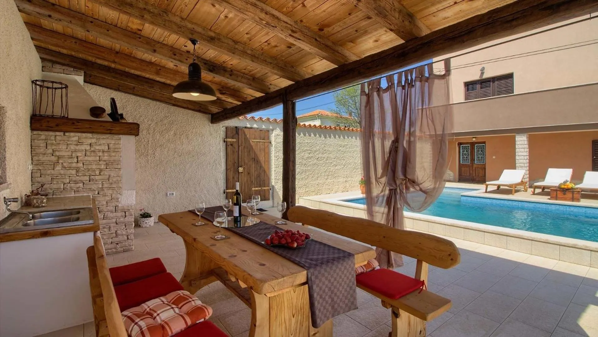 Ferienhaus Mit Privatpool Fuer 6 Personen Ca 89 Qm In Manjadvorci, Istrien Bucht Von Rasa